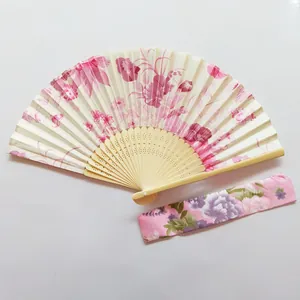Vista detallada de un abanico plegable de satén floral con su funda de tela coordinada