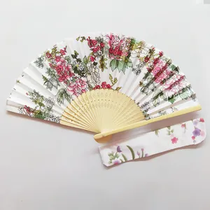 Vista detallada de un abanico plegable japonés de satén con su funda de tela a juego.
