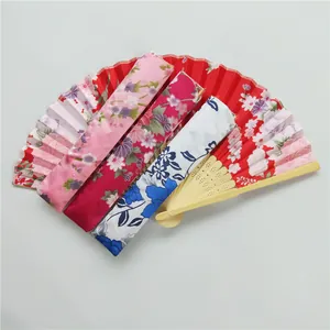 Vista detallada de abanicos plegables de satén floral estilo japonés con fundas a juego