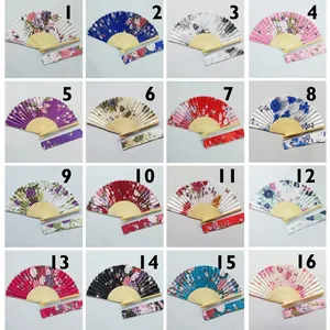 Abanicos plegables de satén floral con fundas a juego en 16 estampados.