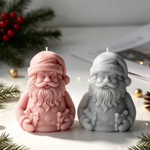 Detaillierte hochwertige Ansicht von Weihnachtsmann-Kerzen in Rosa und Grau-Finish.