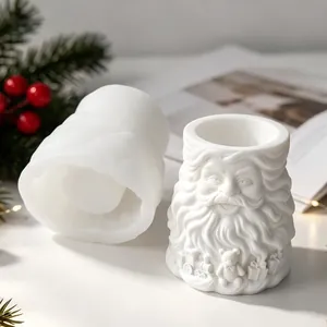Detaillierte Ansicht einer Silikonform in Weihnachtsmann-Becherform für DIY-Kerzen