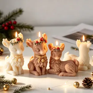 Close-up van schattige kerstherten geurkaarsen met sfeervolle warme feestelijke verlichting.