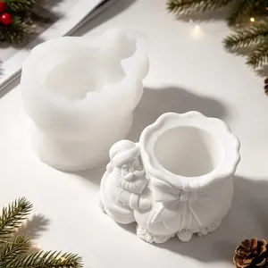 Vue côte à côte du moule en silicone et du produit fini en plâtre du Père Noël