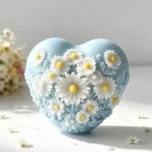 Detailansicht einer blauen Herzkerze mit weißen 3D-Gänseblümchen-Reliefschnitzereien.