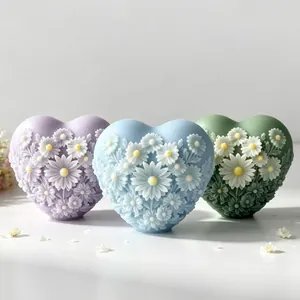 Detail der herzförmigen Gänseblümchen-Reliefkerzen aus Silikonform für Dekoration.