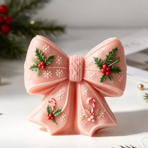 Nahaufnahme einer rosa Weihnachts-Bogenkerze mit Stechpalmen-Details