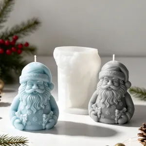 Detailansicht der Weihnachtsmann Silikonform und fertiger Kerzen für Weihnachten