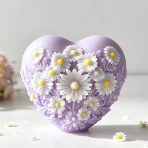 Detailansicht einer lila herzförmigen Kerze mit weißen 3D-Gänseblümchen-Reliefs.