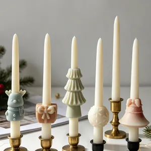 Detailweergave van voltooide kerstkaarsen gemaakt met siliconenmallen met feestmotieven