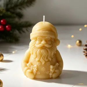 Detailansicht einer handgefertigten Weihnachtsmann-Kerze aus einer DIY-Silikonform