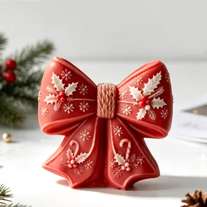 Nahaufnahme einer roten Weihnachts-Schleifenkerze mit Schneeflocken- und Stechpalmenmustern.