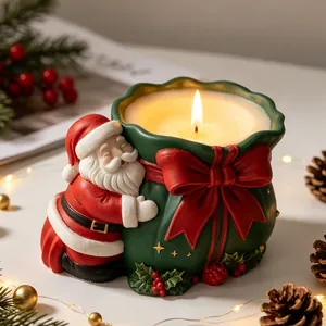 Vue détaillée d'une bougie sac cadeau Père Noël avec un éclairage festif chaleureux.