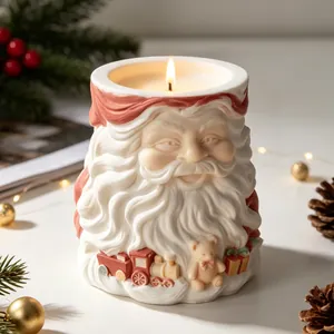 Exquisite Detailaufnahme einer Weihnachtsmann-Duftkerze mit festlichen, geprägten Verzierungen