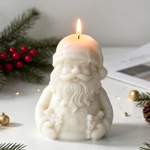 Detailansicht einer weißen Kerze in Weihnachtsmannform aus einer DIY-Silikonform
