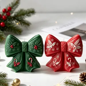 Detailansicht der roten und grünen weihnachtlichen Schleifenkerzen mit Reliefmustern
