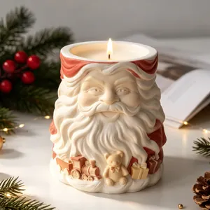 Detailansicht einer Weihnachtsmann-Kerze mit festlicher Weihnachtsdekoration.