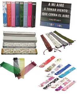 Assortiment de boîtes cadeaux longues et pochettes en tissu coloré pour bijoux