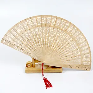 Abanico plegable de madera tallada con borla roja y soporte para bodas y manualidades DIY.
