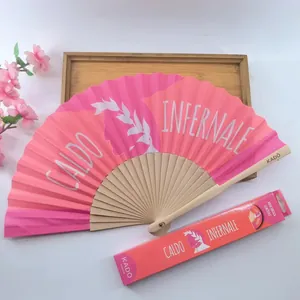 Detalle de abanico de madera español con texto CALDO INFERNALE y su caja de empaque