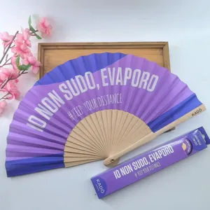Detalle de abanico español de madera morado con texto italiano y caja de regalo a juego