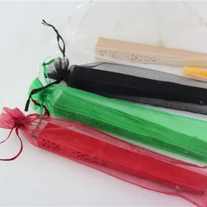 Éventails pliants en bois dans des sacs en organza colorés pour cadeaux de mariage