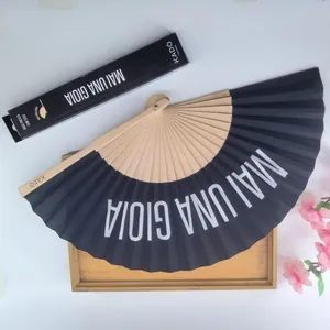Detalle de un abanico español de madera negro con el texto Mai Una Gioia y su caja de embalaje