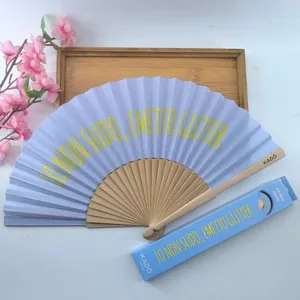 Abanico plegable de madera azul con texto italiano y caja de regalo azul a juego