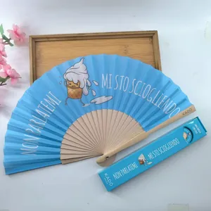 Abanico español de madera con tela azul y caja de regalo a juego vista detalle