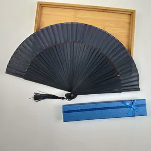 Elegante abanico plegable tradicional de bambú azul marino con borla y caja de regalo