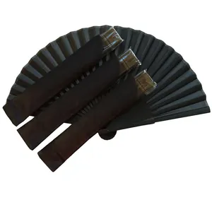 Detalle de abanicos plegables de bambú negro con fundas protectoras a juego