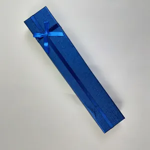 Elegante caja de regalo rectangular azul oscuro con lazo para pequeños abanicos de bambú