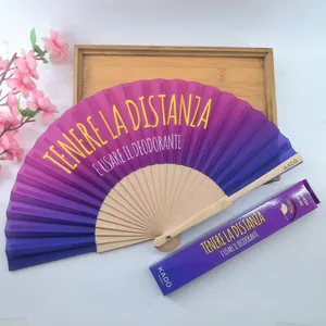 Abanico español de madera con degradado púrpura, caja de regalo y texto en italiano