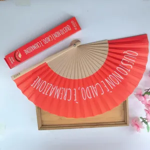 Elegante abanico plegable rojo con texto en italiano y su caja en bandeja de madera