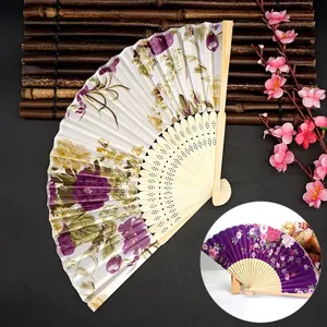 Elegante abanico plegable de seda de estilo antiguo con motivos florales y bambú tallado a mano