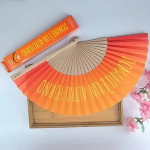 Vista detallada de un abanico de madera español con degradado naranja y caja de regalo