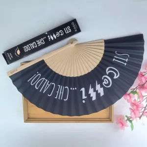 Primer plano de un abanico español de madera negra con texto italiano y caja de regalo.