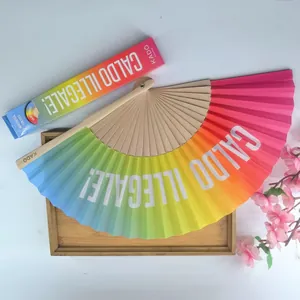 Abanico de madera español con diseño arcoíris y texto decorativo Caldo Illegale y caja