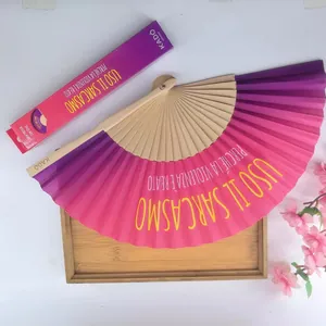 Abanico plegable de madera estilo español con degradado violeta rosa y eslogan italiano