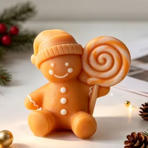 Gros plan d'une bougie bonhomme de pain d'épices avec une sucette de Noël