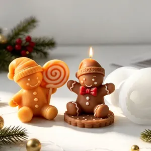 Gros plan de bougies bonhomme de pain d'épices avec moule en silicone pour Noël