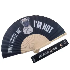 Abanico de madera plegable estilo español con dibujos de pug y eslogan gracioso