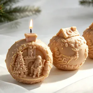 Primer plano de una vela navideña tallada con detalles de Papá Noel y un árbol de Navidad