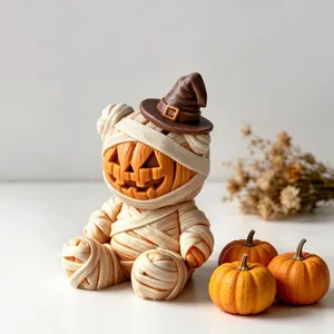 Λεπτομέρεια κεριού αρκούδας μούμιας Halloween με πρόσωπο κολοκύθας και καπέλο