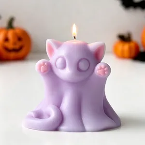Vista dettagliata di una candela profumata a forma di gatto fantasma viola per Halloween