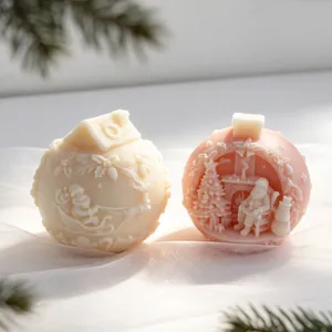 Primer plano detallado de velas de bola de Navidad talladas con motivos de Papá Noel y árboles.