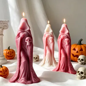 Vue détaillée de bougies de sorcières allumées avec crânes pour Halloween