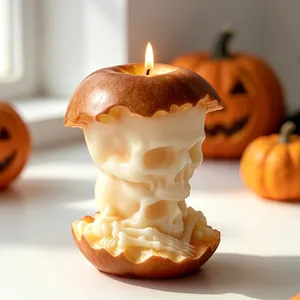 Vue détaillée d'une bougie en forme de crâne dans une pomme pour décor Halloween