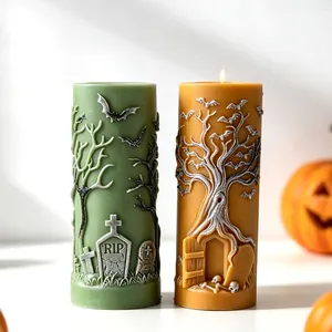 Präzises Detail von Halloween-Säulenkerzen mit gruseligem Relief, Fledermäusen und Grab