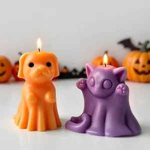 Dettaglio di candele accese a forma di cane e gatto fantasma per decoro Halloween